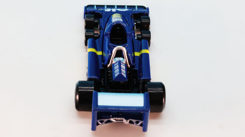 日本GPでの荒天の影響もあったでしょう、巨大な重めのリアウイングでダウンフォースを高めます