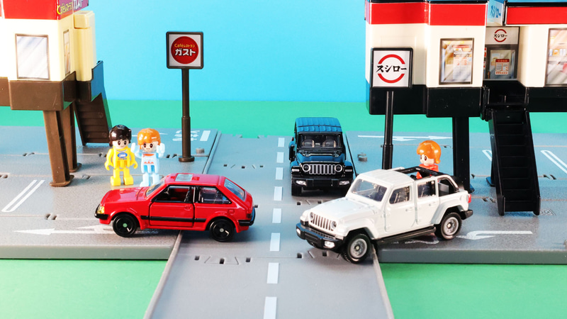 左：マツダ ファミリア 1500XG／右・道路上：No.72 ジープ ラングラー