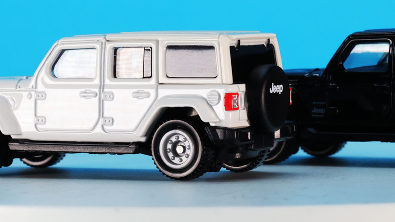 ウインドウ枠やドアヒンジのモールドもシャープです