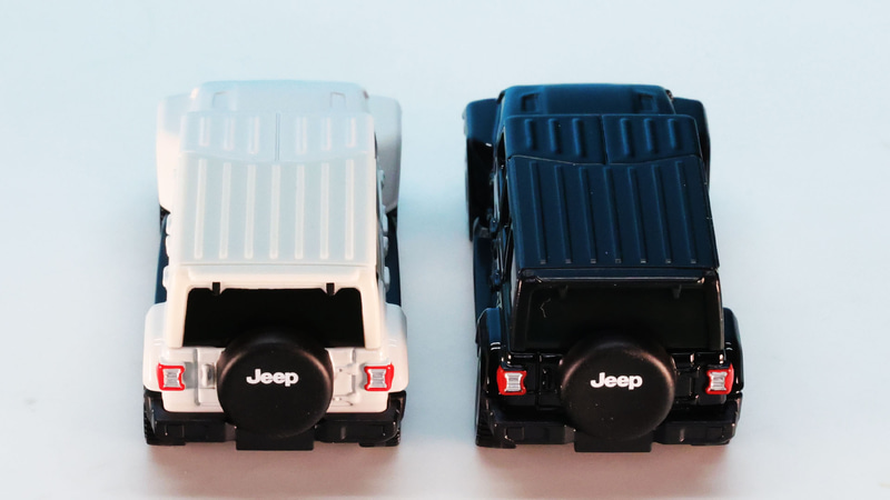 手に取ると1/65スケールであることを忘れさせる存在感。2台並ぶとさらに大迫力！