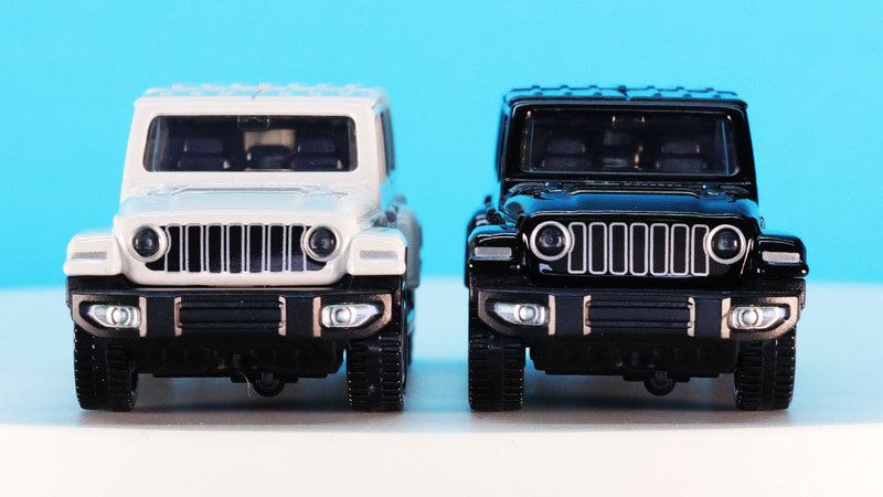 手に取ると1/65スケールであることを忘れさせる存在感。2台並ぶとさらに大迫力！