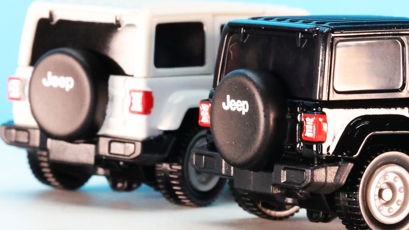 スペアタイヤケースには“Jeep”のロゴをプリントしています