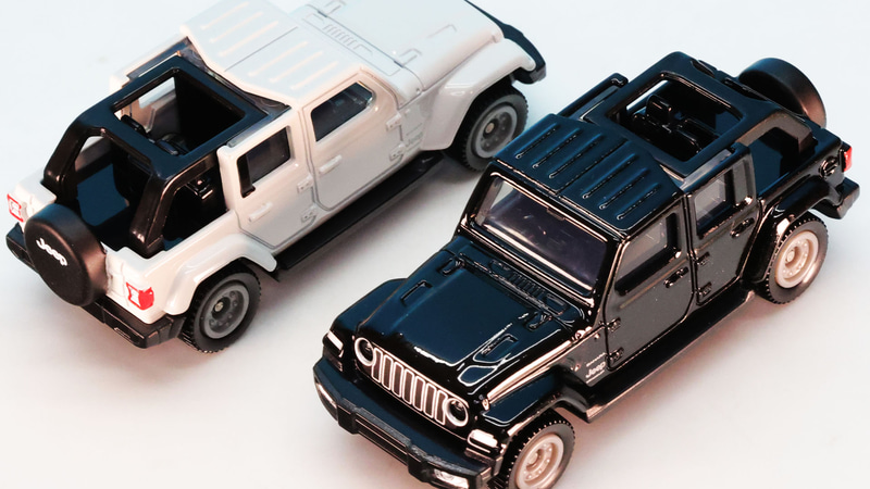 ハードトップを外すとロールバーに囲われたキャビン後部が露出！