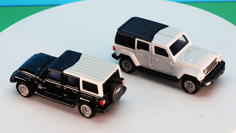 特にホワイトボディにブラックのハードトップを装着するとソフトトップ仕様にも見えてきます