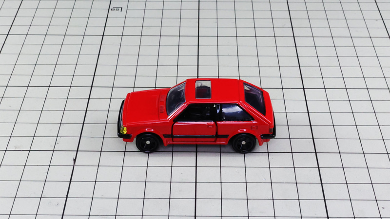 サイド：低いフロントから高いリアへのウェッジシェイプ！