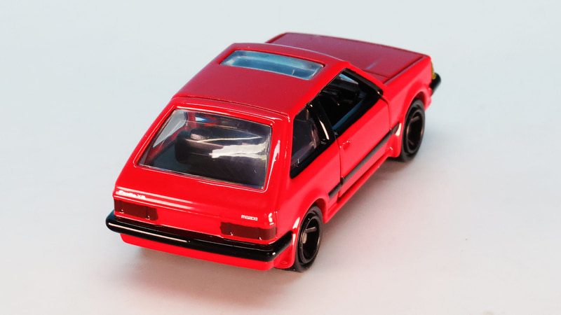 ノスタルジックな雰囲気も漂う後ろからのスタイリング