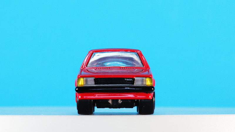 当時流行のスタイルを持つファミリア 1500XG