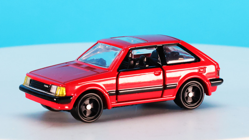 サイドのドアバンパーなども立体ディテールになっています