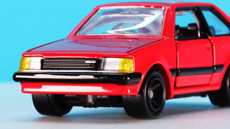 フロントグリルのシャープな造形に注目です