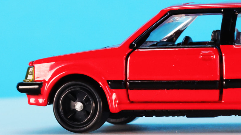 ホイールはブラックのトミカホイールです