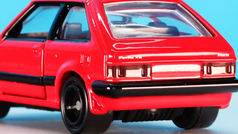 “Familia XG”／“MAZDA”のロゴをプリントでシャープに再現