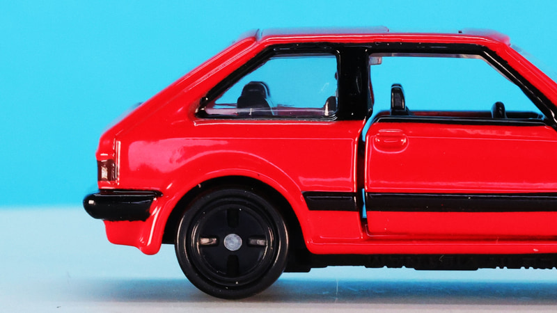 車体をぐるっと回るバンパーは立体ディテールにブラックの塗装で表現されています