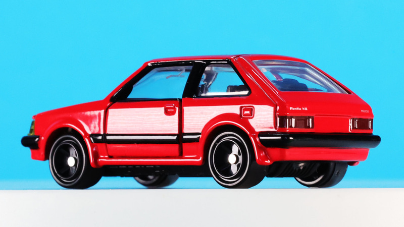 真夏のビーチの駐車場がよく似合いそうです！