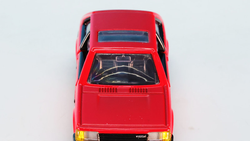 前後左右、ルーフのウインドウガラスはクリアーパーツで表現しています