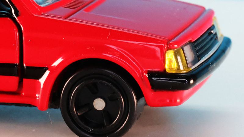 左右ウインカーはなんとクリアーパーツ！角度を変えると表情が変わります