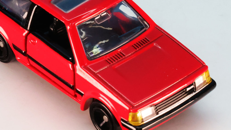 ボンネット上のエアアウトレットなどもシャープに表現しています