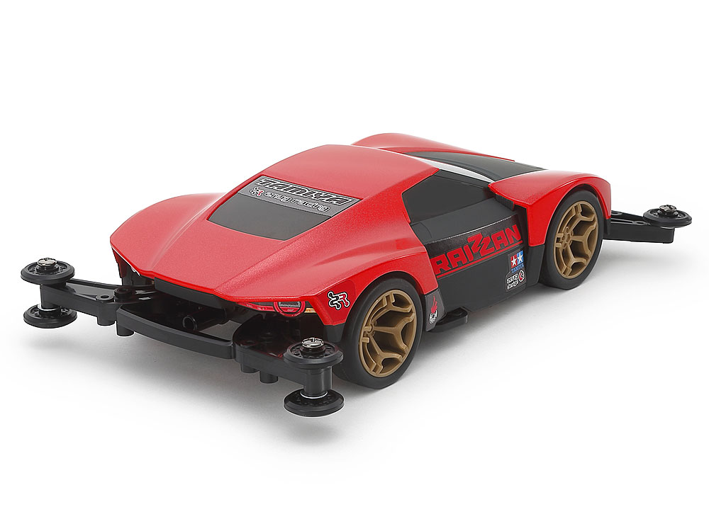 前後のバンパーは別パーツ