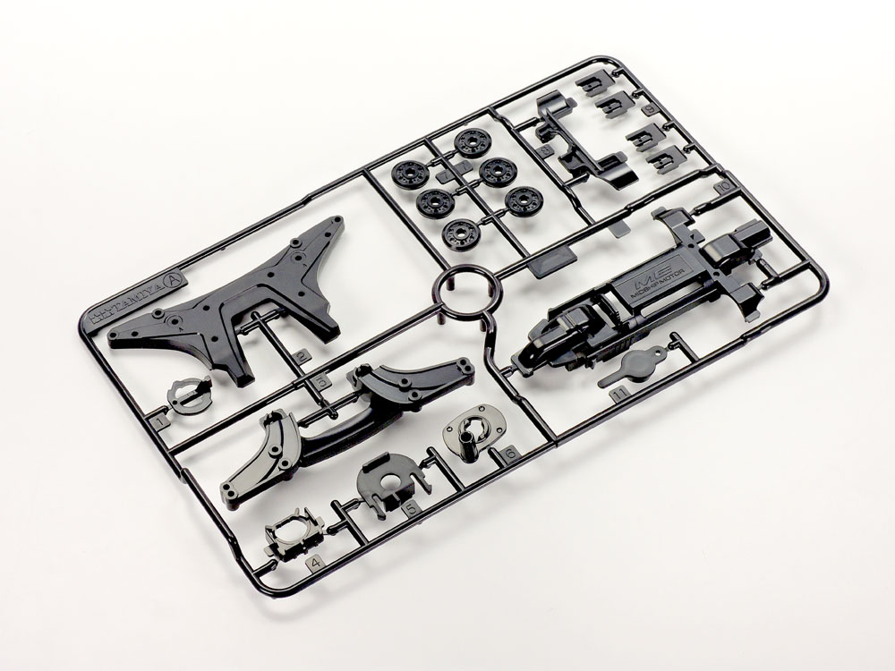 前後のバンパーは別パーツ