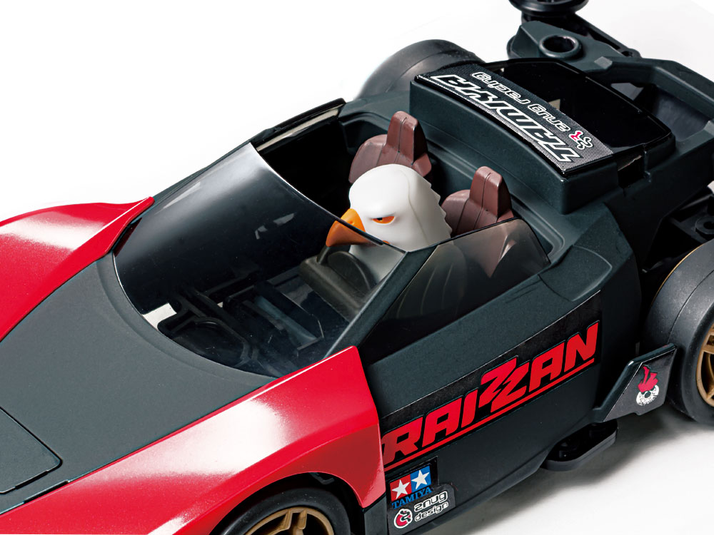 ボディ後部のカウリングを取り外したオープントップ状態でも組み立て可能で、ドライバー人形（別売）を乗せられる