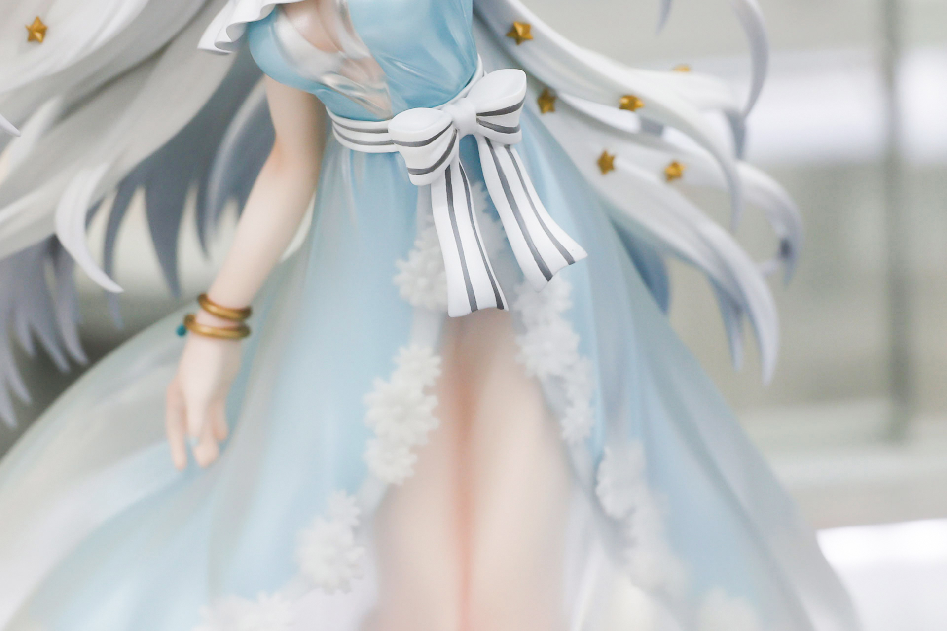 衣装には、大きなリボンや花をモチーフにしたデザインが施されている