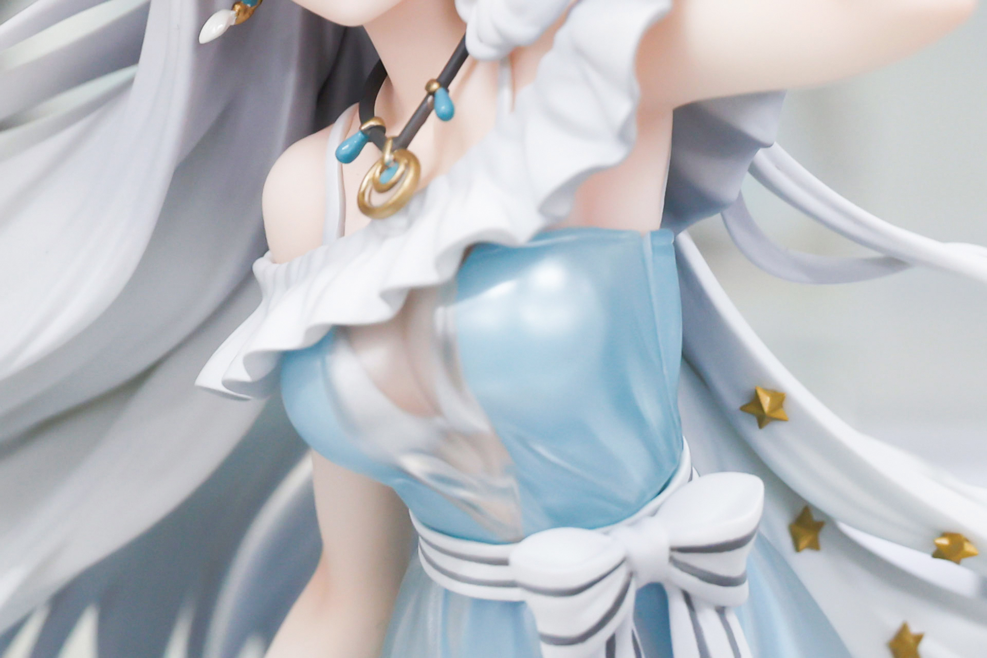 ネックレスや衣装のフリルなども丁寧に作られている