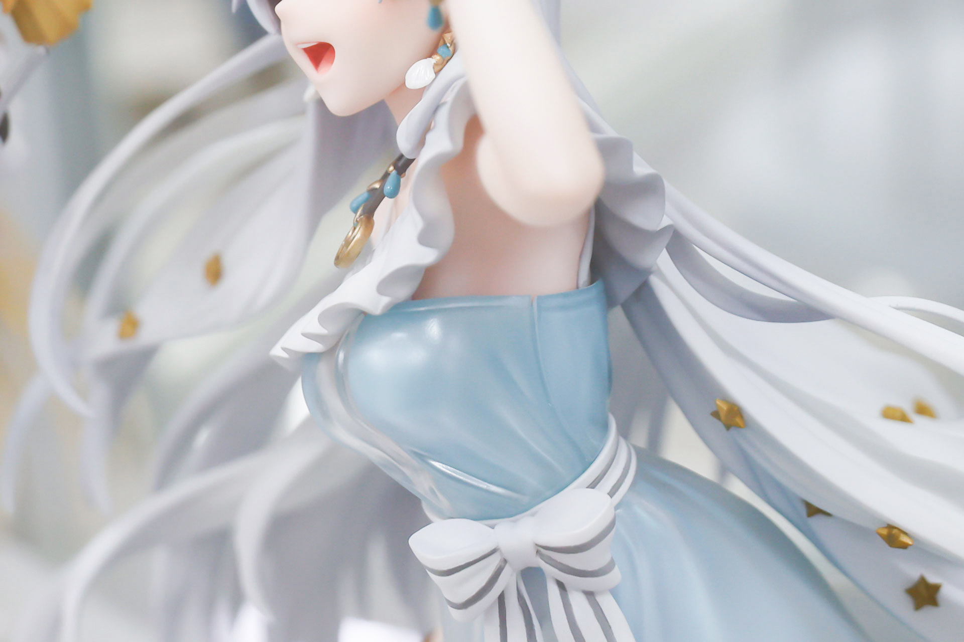 淡い色合いのワンピースがよく似合っている