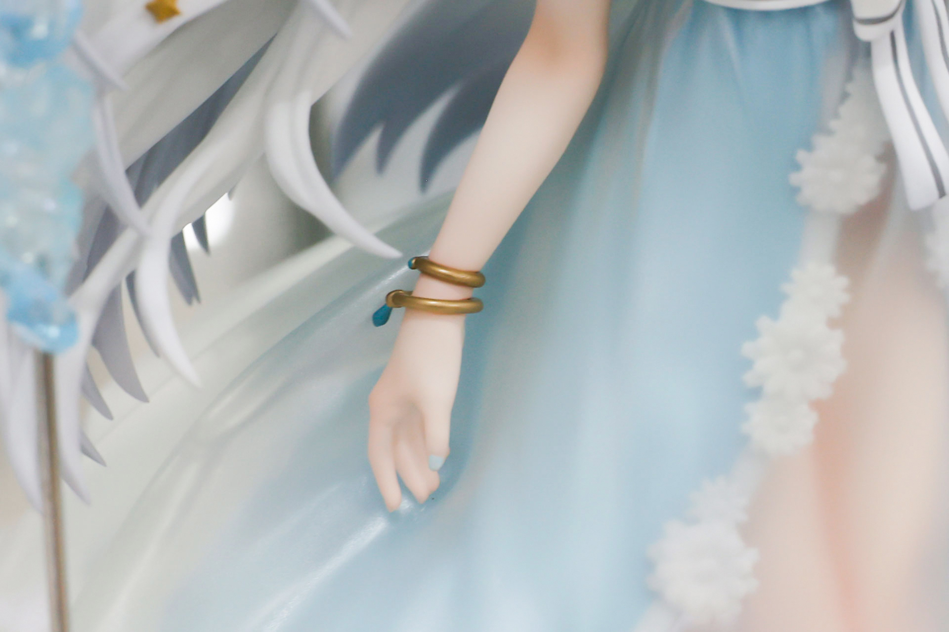 指には水色のネイルが塗られている