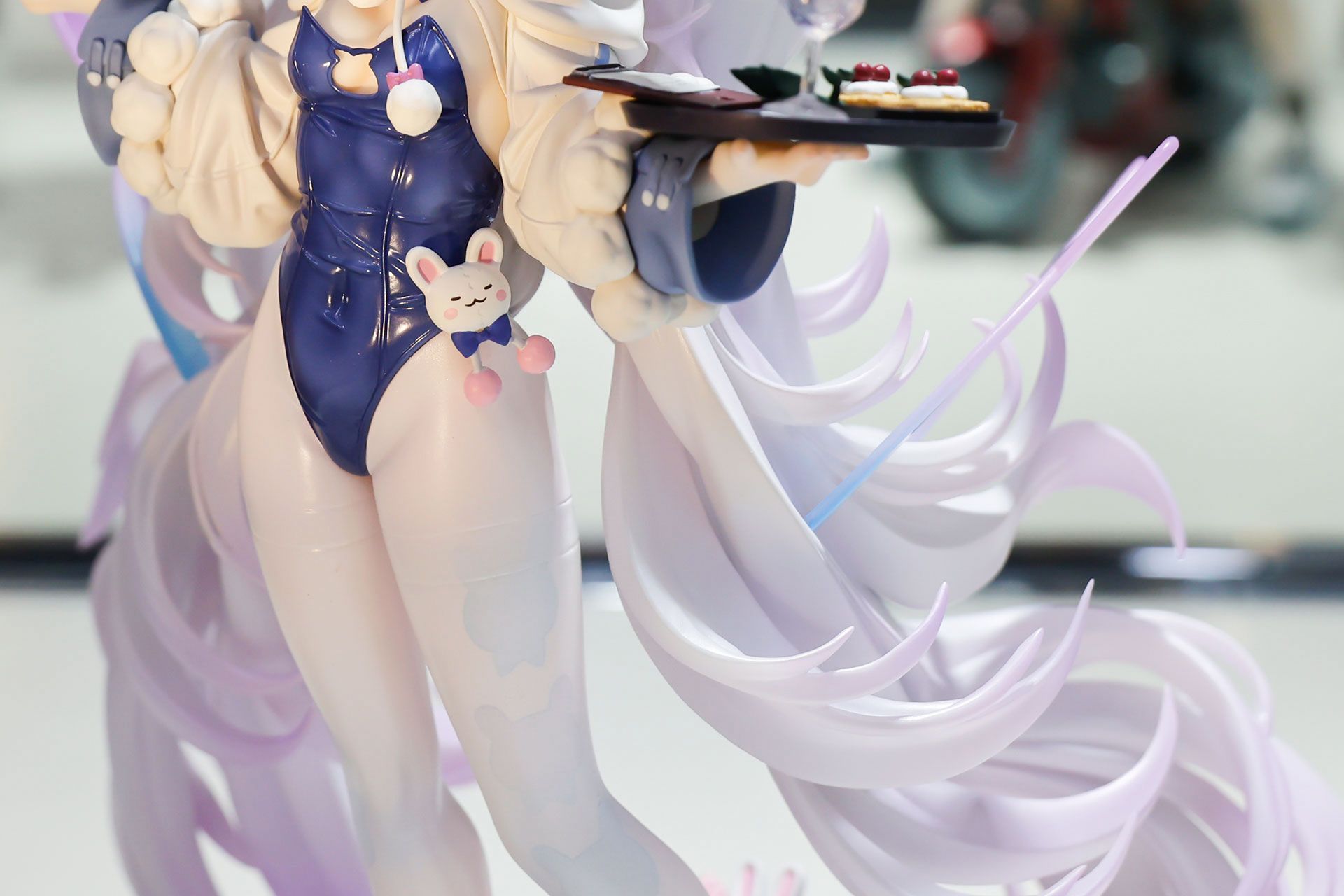 腰にもうさぎのぬいぐるみが！