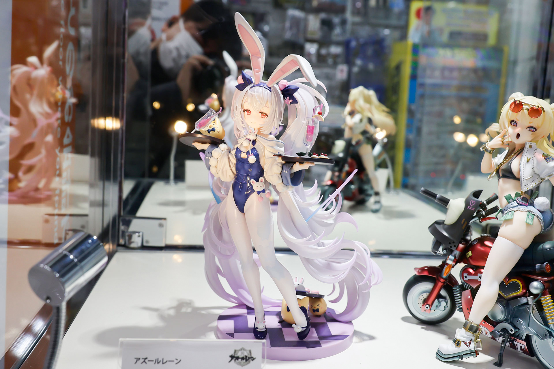 フィギュアの素材はPVC、ABS、鉄で、台座と耳を除いた全高は約210mmだ