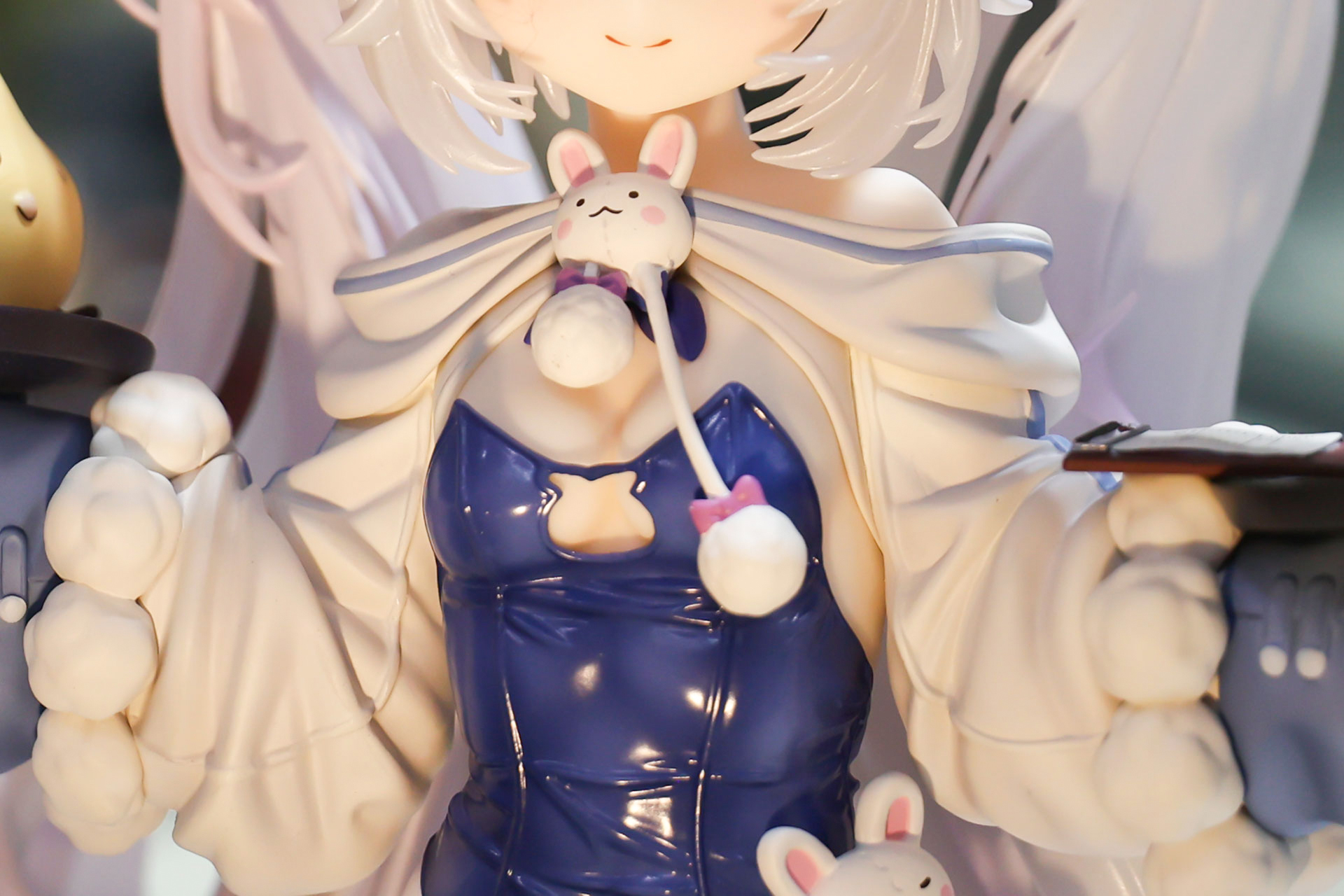 うさぎのぬいぐるみのようなもので、衣装をまとめている