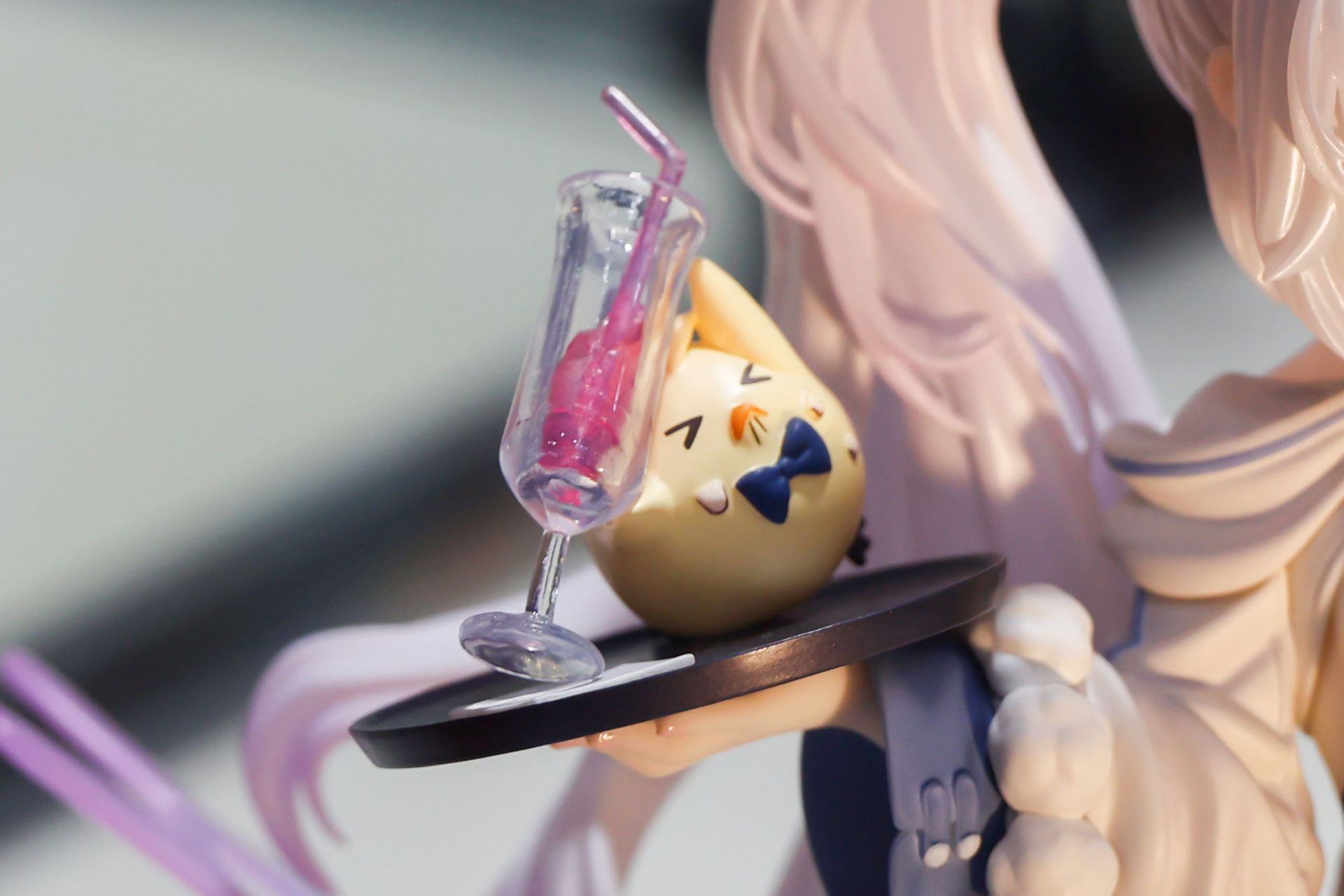 饅頭が倒れそうなコップを支えている!?