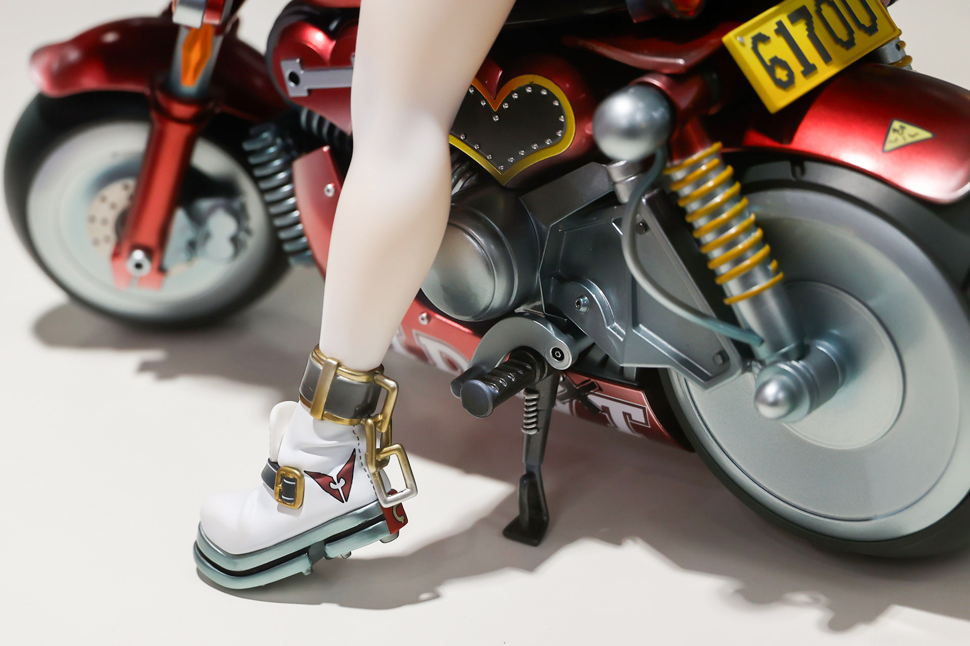 足元は厚底のスニーカーを履いている