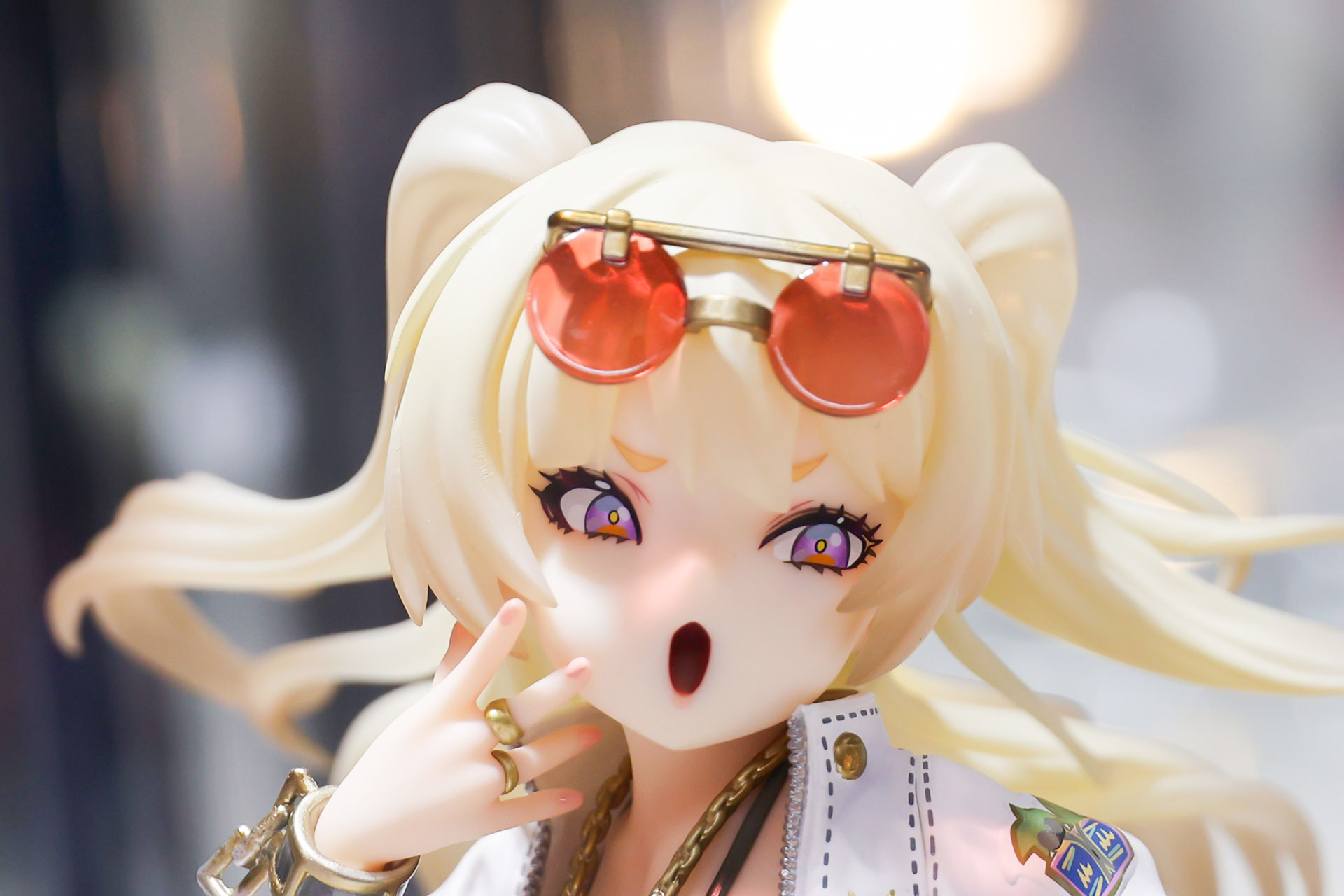 何かに驚いたかのような表情だ