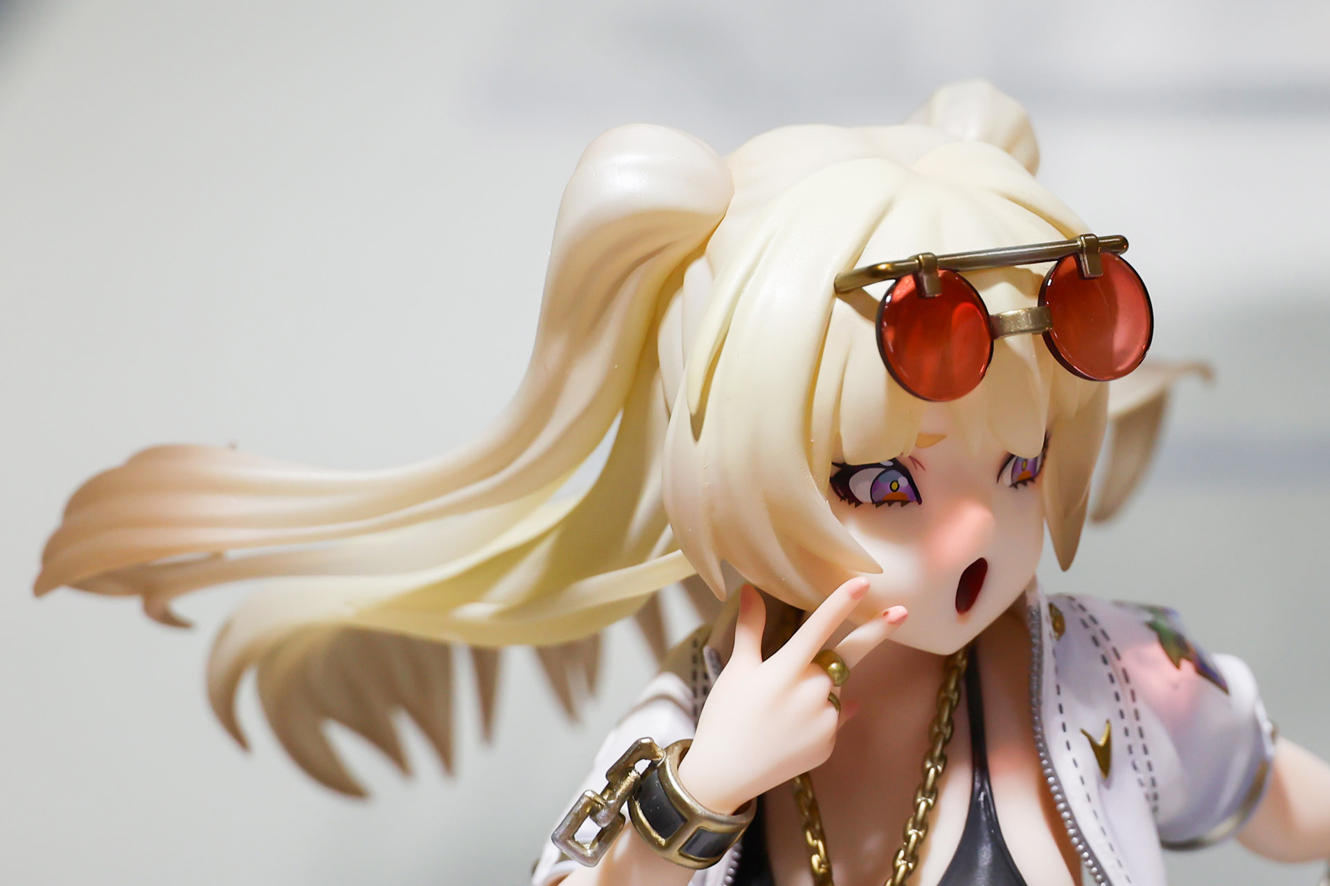 サングラスも独特なデザインだ