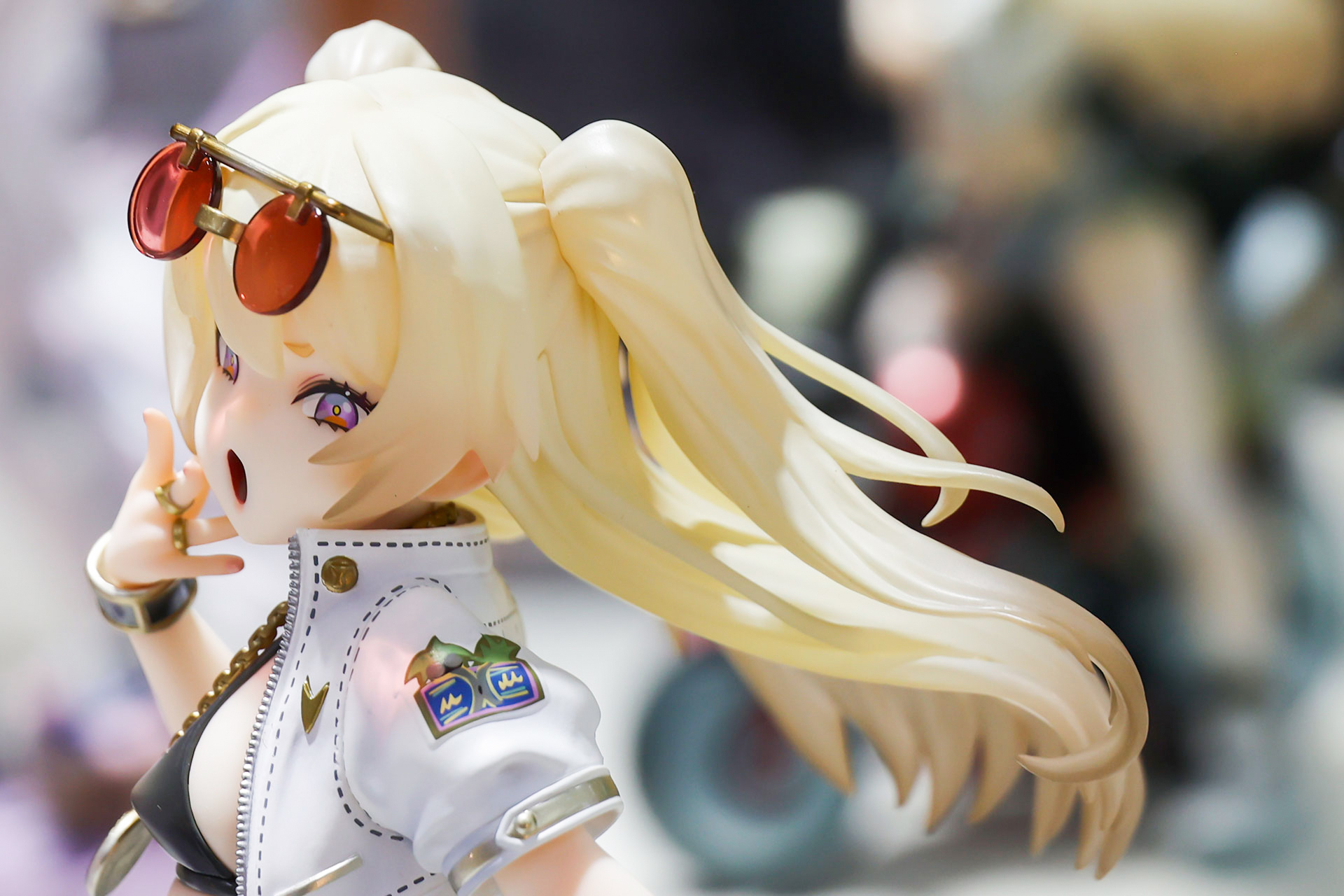 風に煽られているのか、長い髪は背中側に流れている