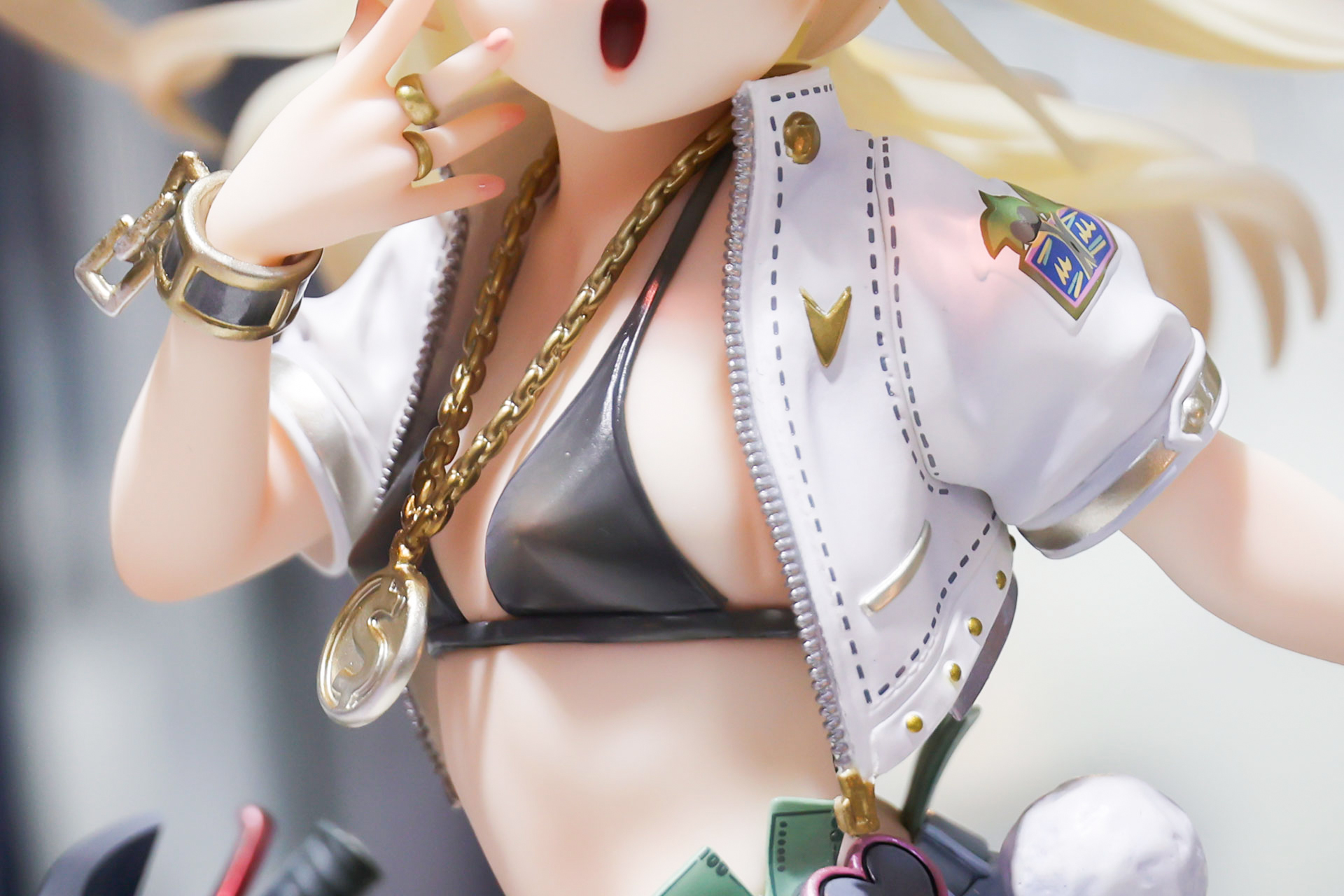 バイカースタイルだが露出度は高めだ