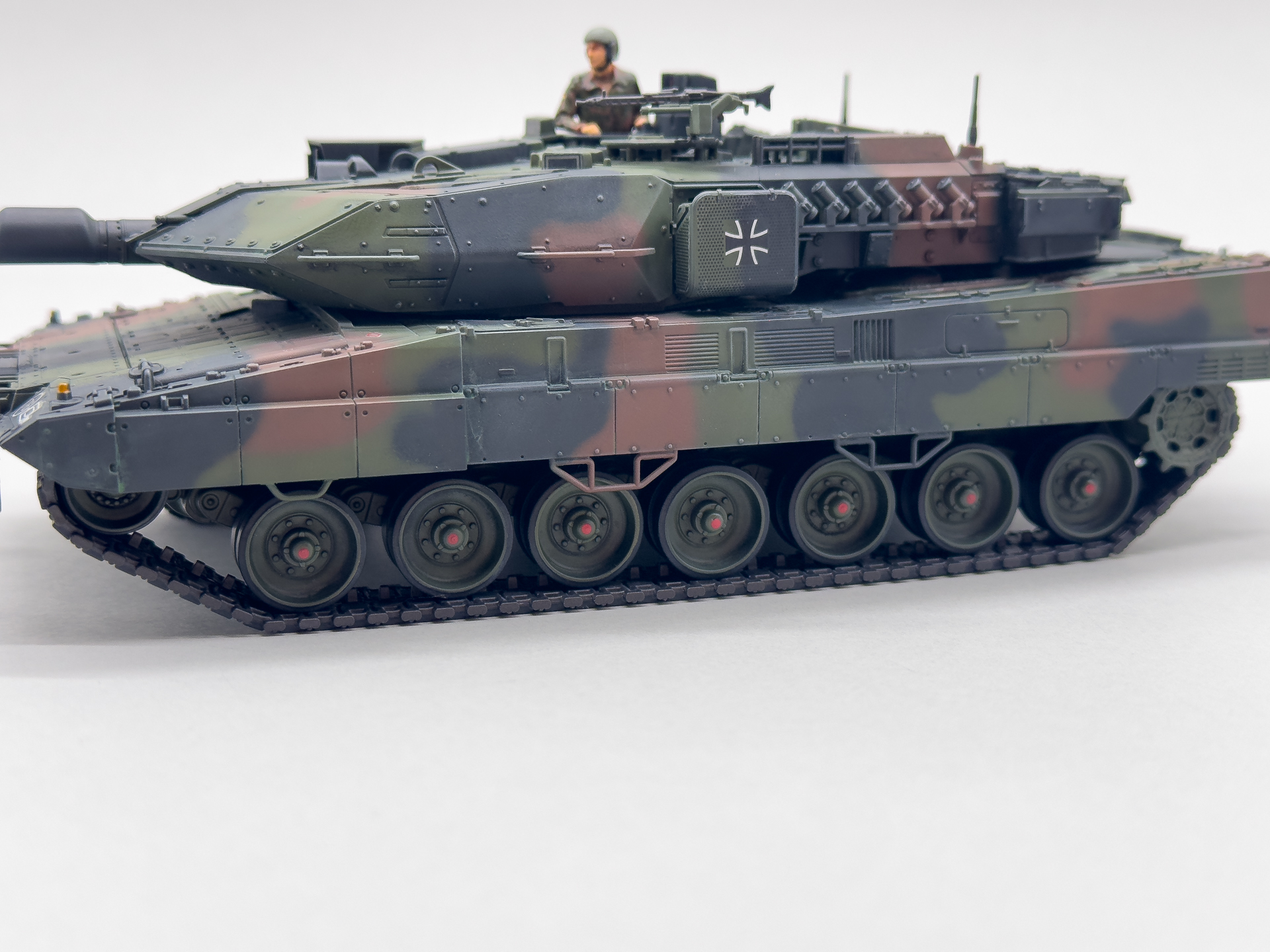 本キットの履帯は一部一体化の連結式履帯が採用されています。