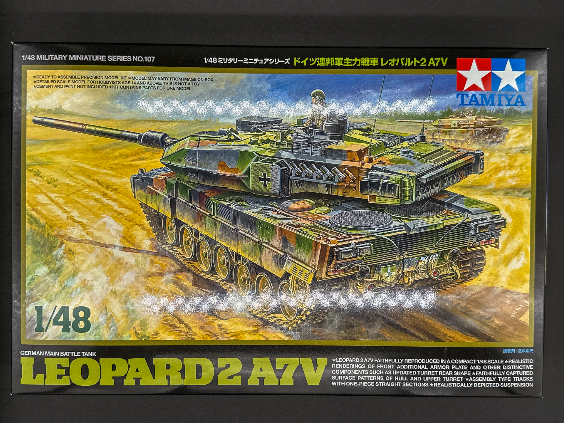 本キットの箱絵は平原を疾走する「レオパルト2 A7V」です。