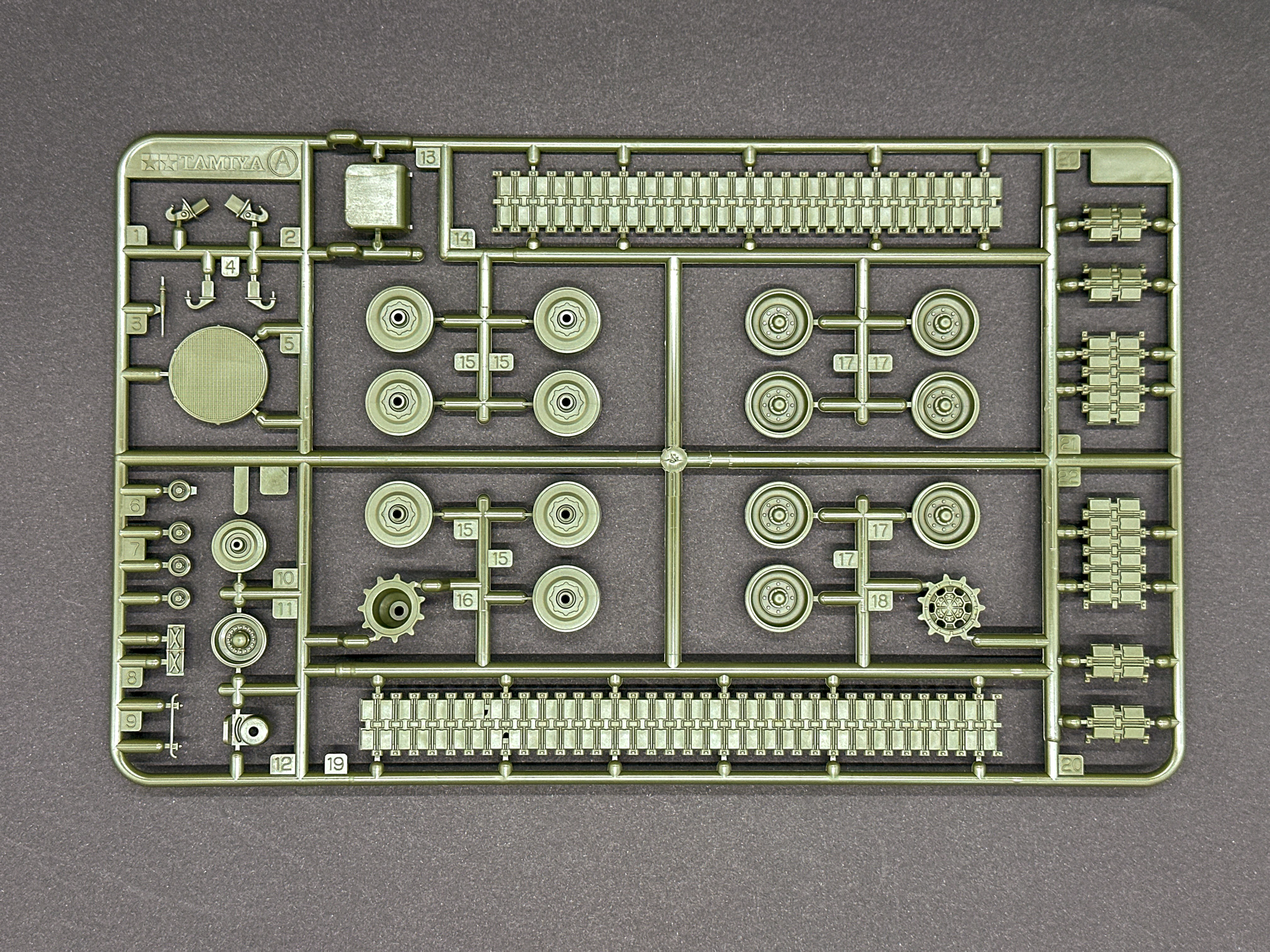 Aランナーは転輪や履帯などが配置されており、同じランナーが2枚付属します。