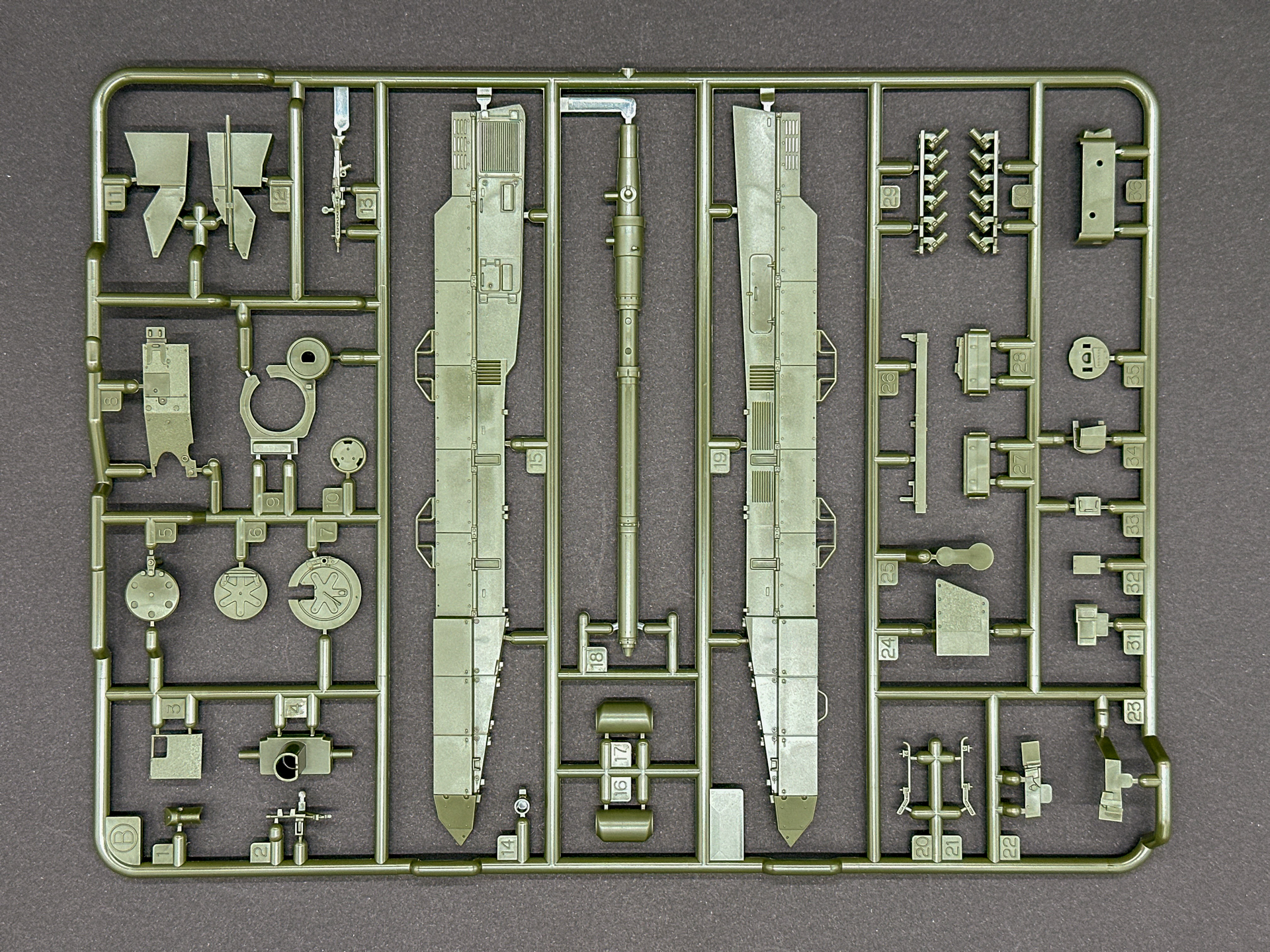 Bランナーは車体側面や砲塔基部を構成します。