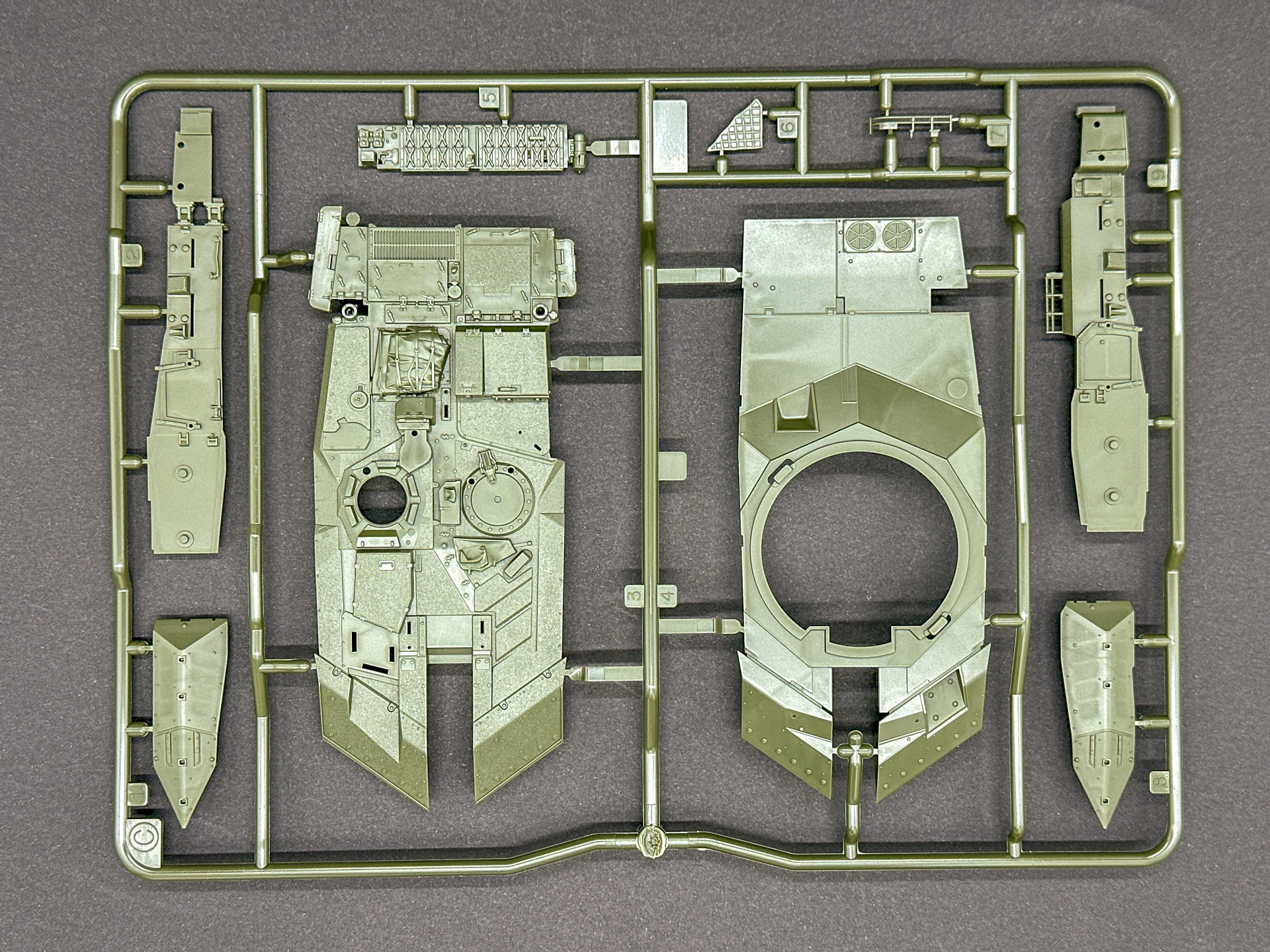 Cランナーは砲塔外装パーツを構成します。