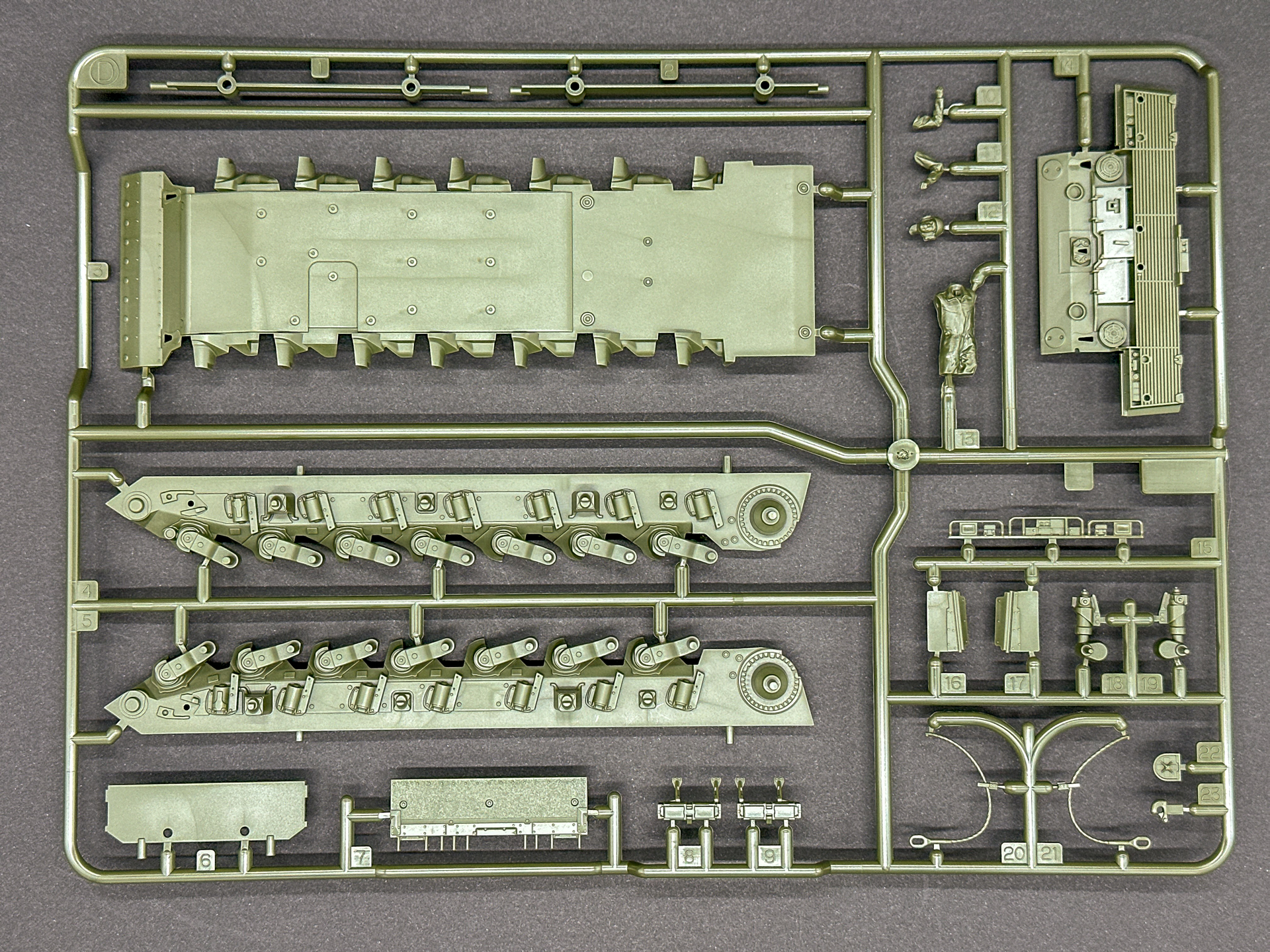 Dランナーは車体本体や戦車兵のパーツが確認できます。