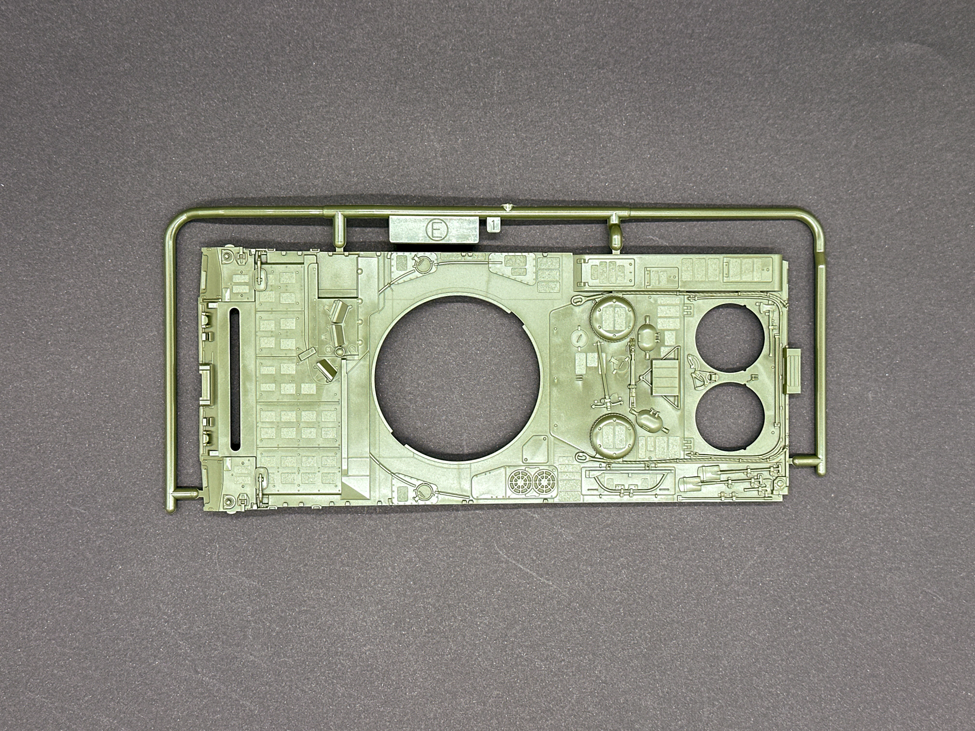 Eランナーは車体上面パーツのみで構成されています。