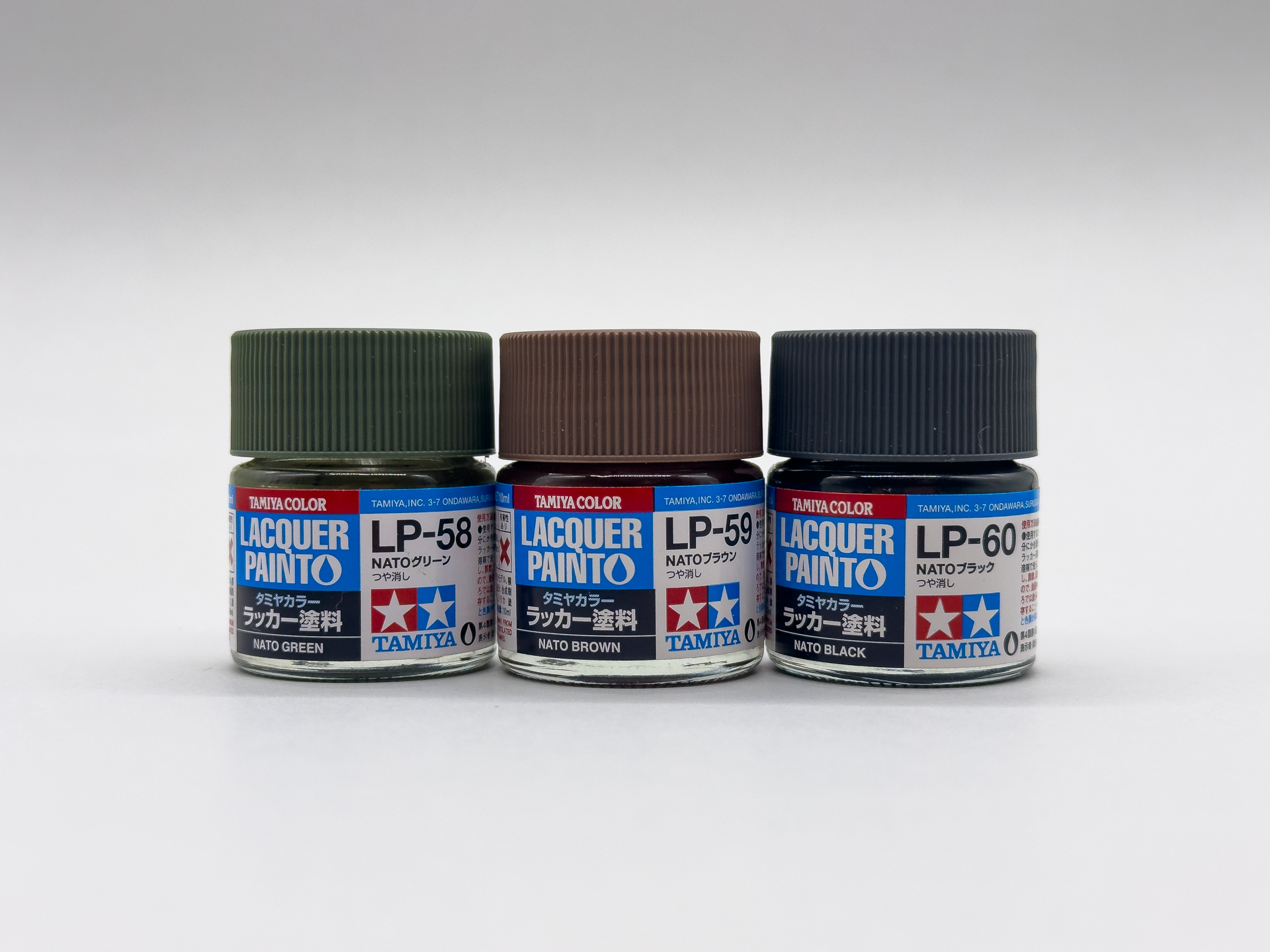 車体の基本塗装にはタミヤラッカー指定色3種類を使用します。
