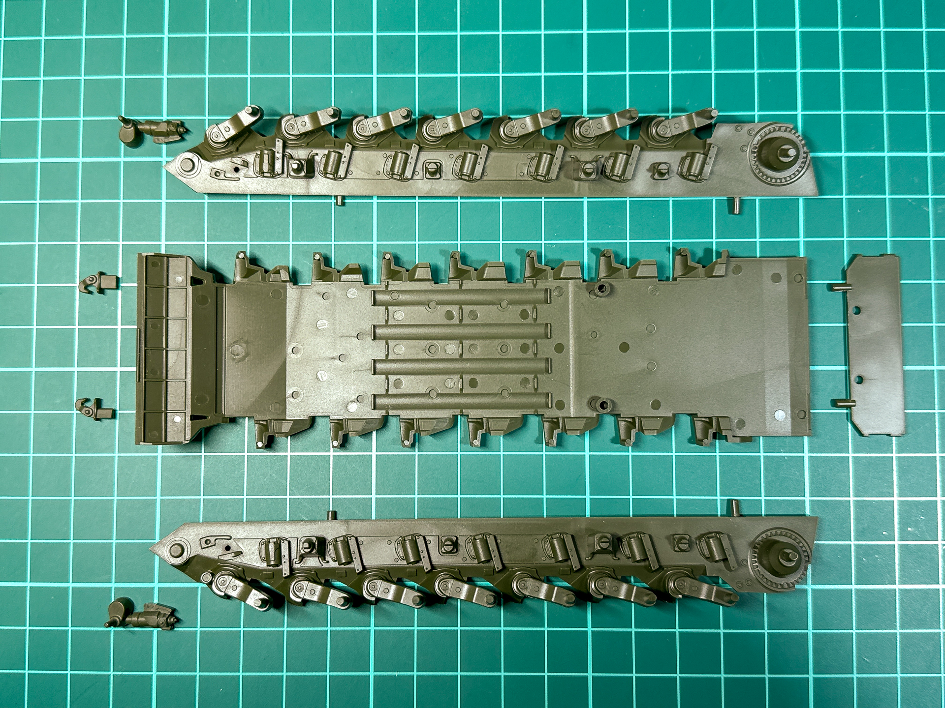 車体下面のパーツ分割はサスペンションアームが一体化されています。