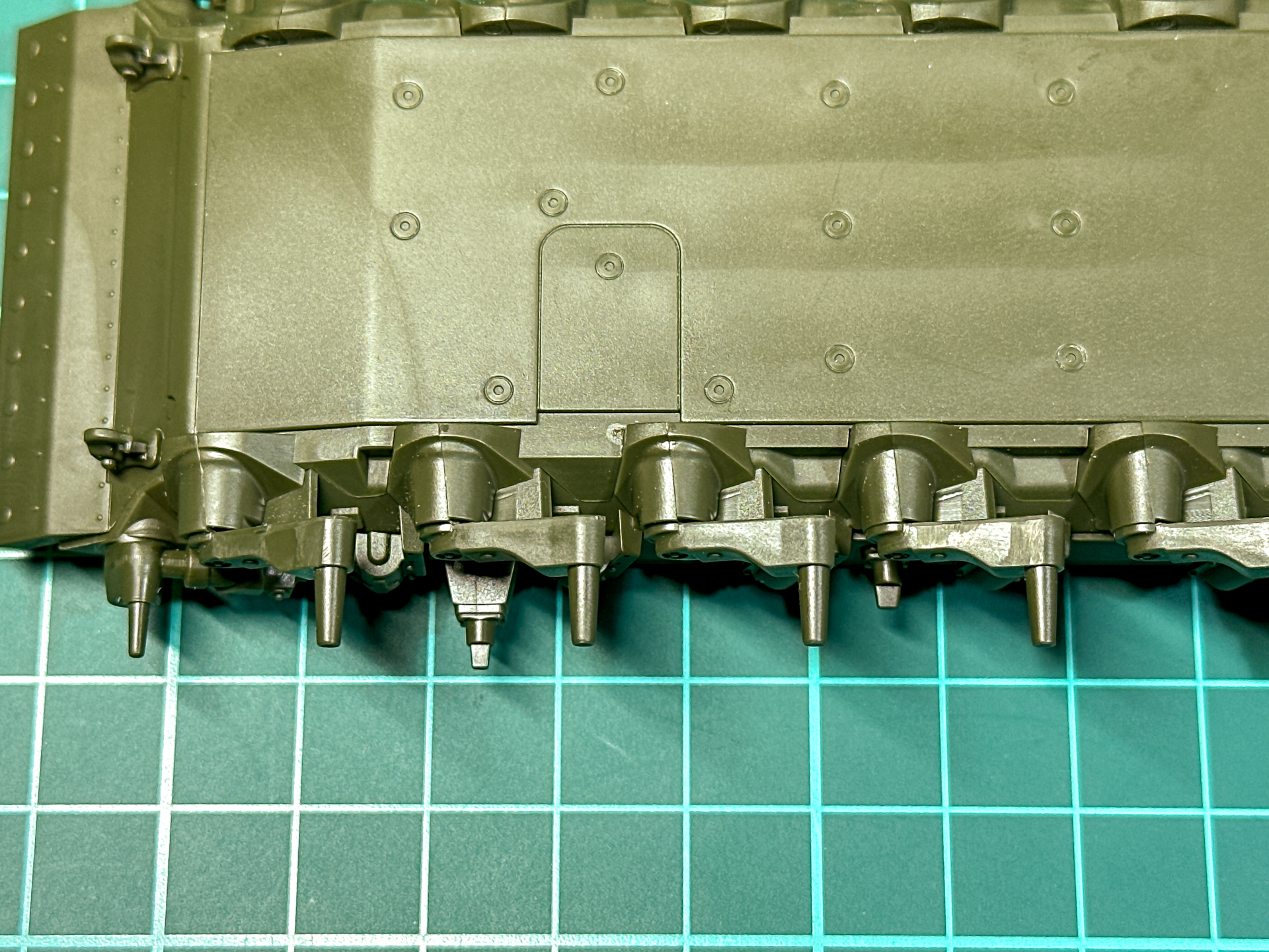 組み立て後は車体下面に合わせ目が発生しますが、目立ちません。