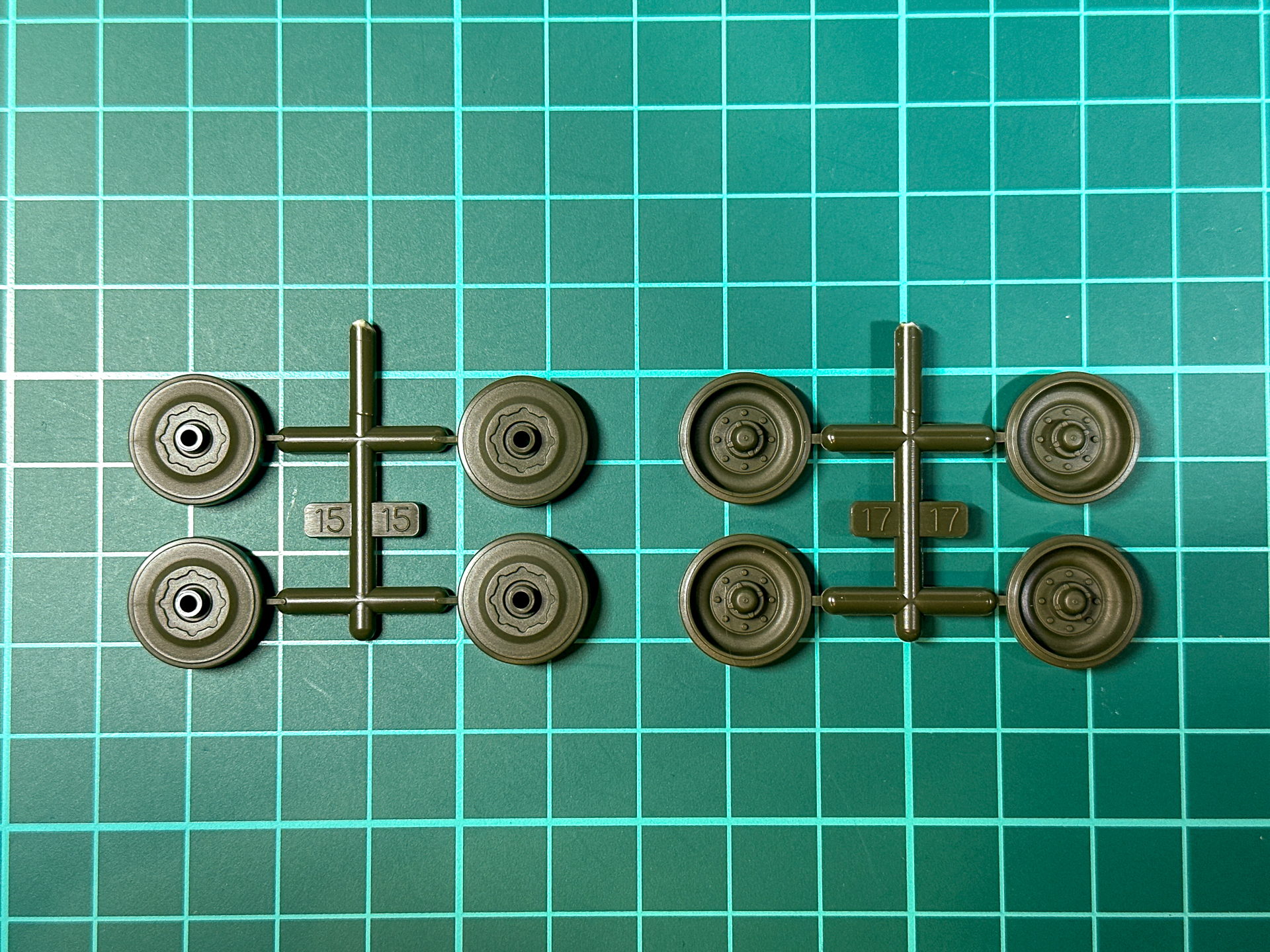 本キットの転輪は最大4個まとめて組み立てできます。