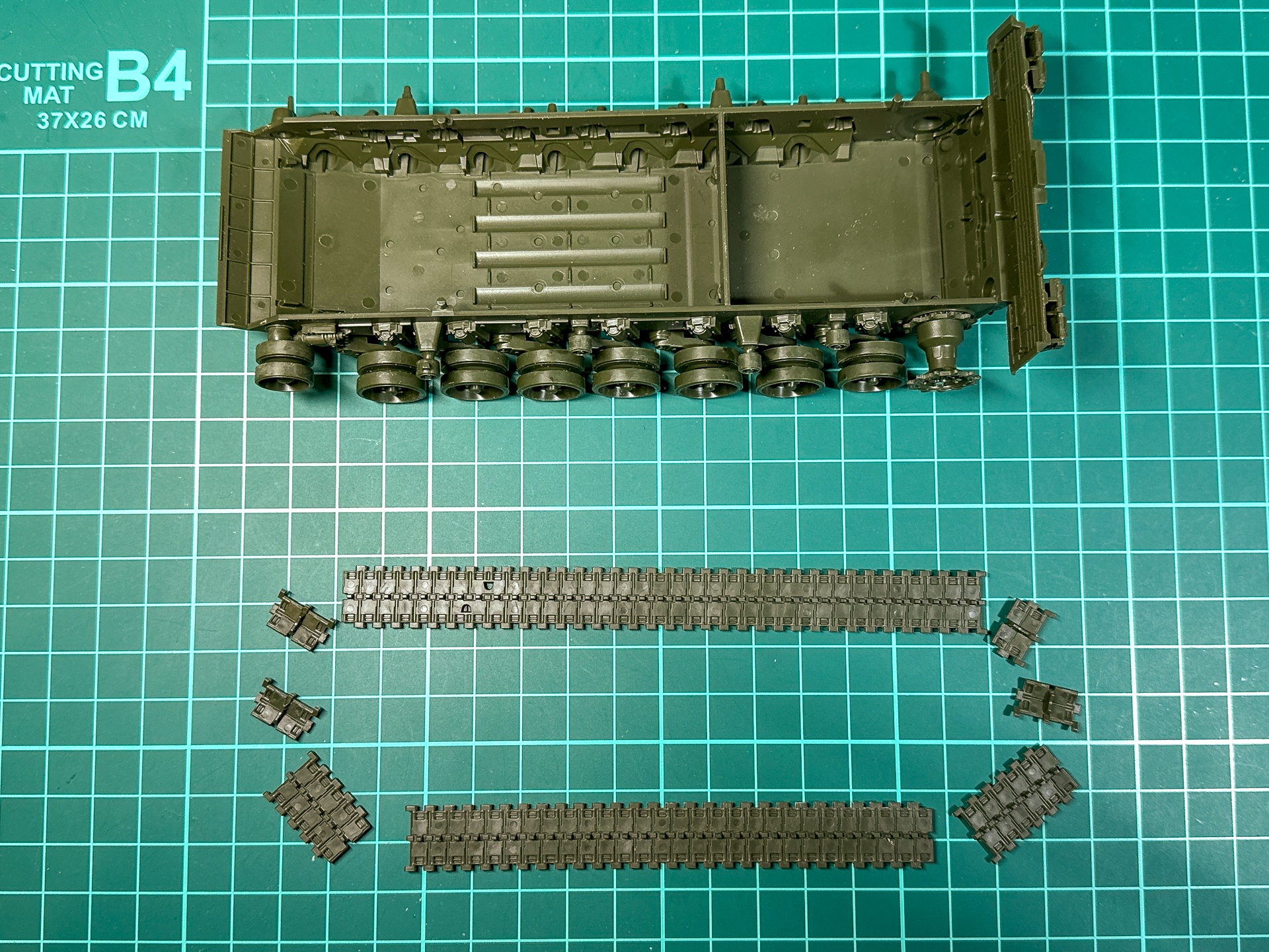 本キットの連結履帯は直線部が一体化されています。