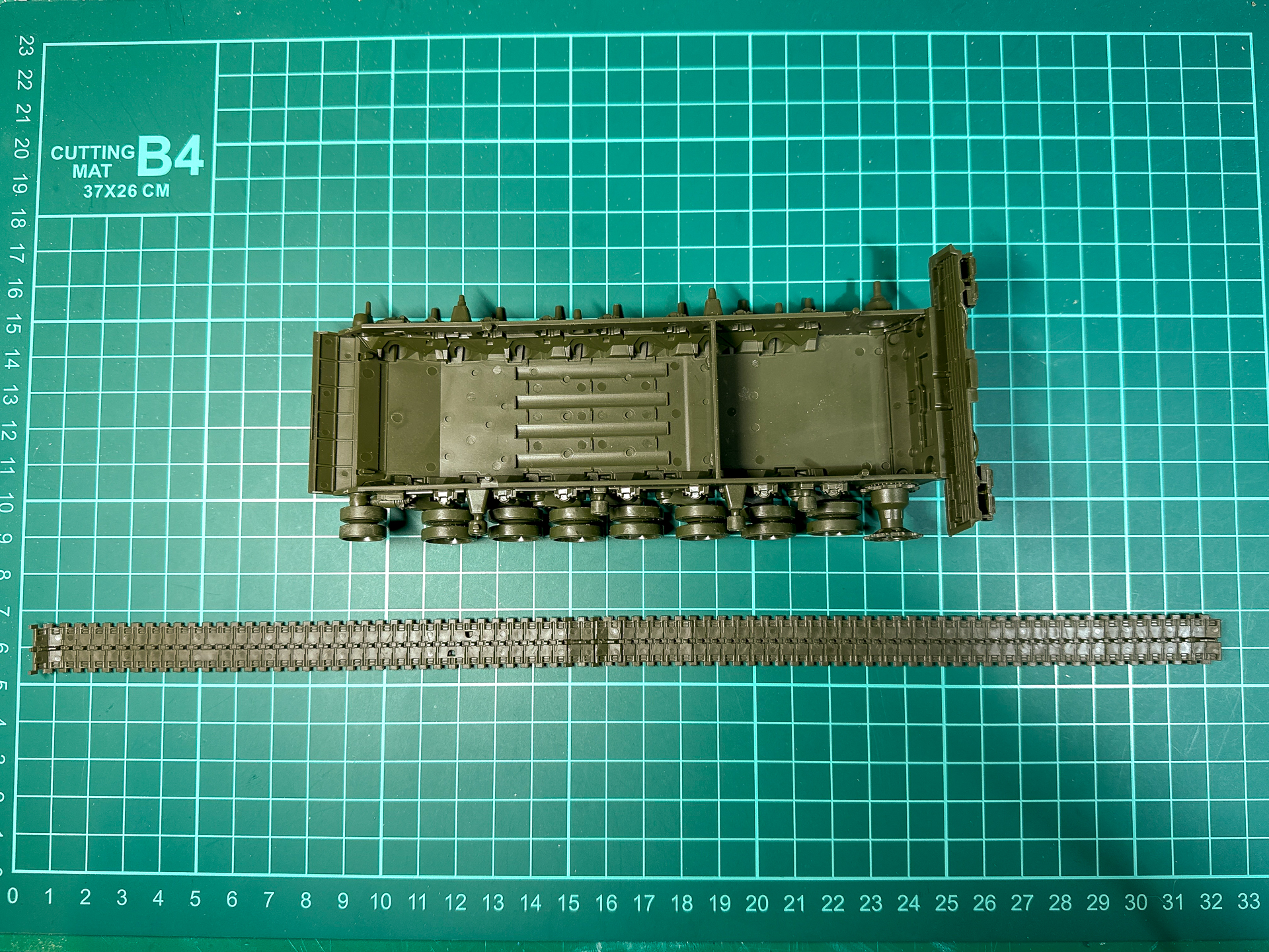 最初にプラモデル用接着剤で履帯全体を接着します。