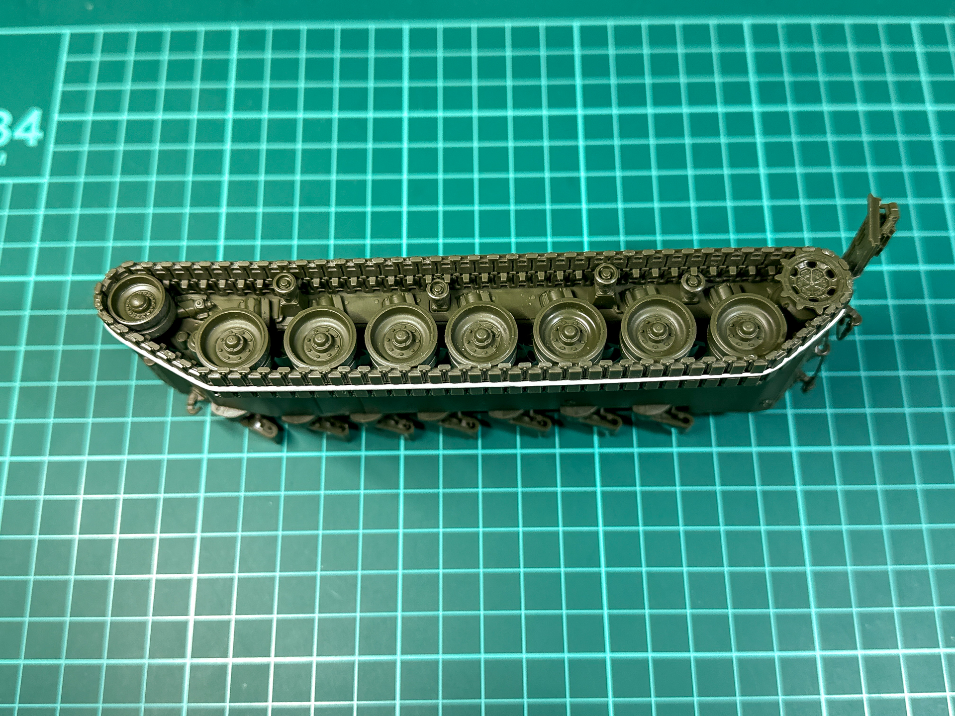 接着剤が完全に乾燥する前に巻き付けて形を整えます。この際、最後につなぐ部分は接着しません。